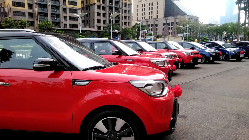「高雄市多元化計程車」首批包含KIA商務系列(轎式車款)、通用系列(無障礙、多人座休旅車款)等不同車型。(記者陳俊廷攝)