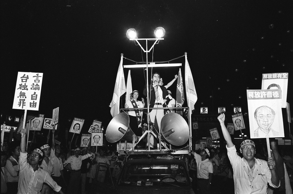 經過陳東騰改造後的民主戰車，是台灣第一部街頭演講台，用來把「台灣獨立」口號在全台街頭喊得震天尬響的。