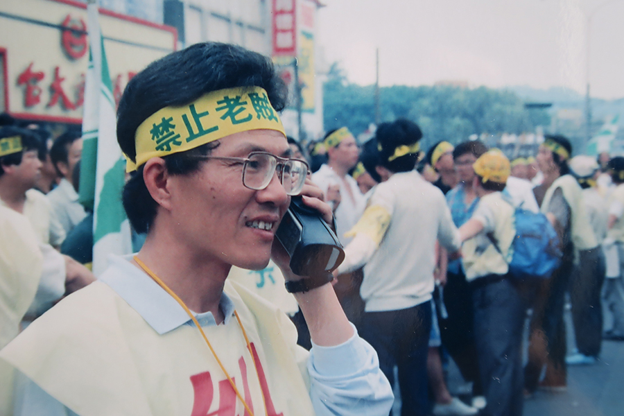 1991年417反對老賊修憲大遊行，擔任糾察隊的廖耀松，開始配備最先進的黑金剛行動電話連絡事情。