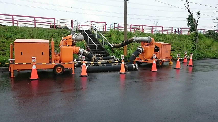 梅雨來襲，台中市政府水利局備妥3萬個沙包，251部大小型抽水機完成整備，並在汛期前完成428公里道路側溝清淤。圖／台中水利局