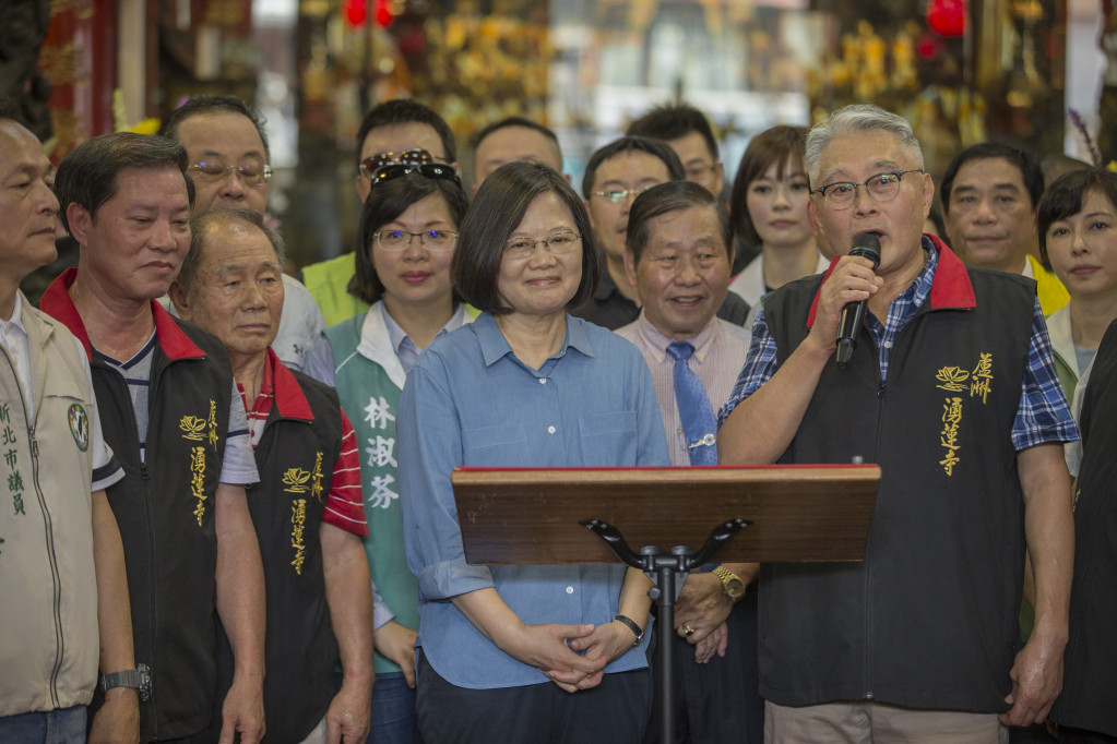 湧蓮寺主委陳宏昌（手持麥克風者）在致詞時，間接批評國民黨總統參選人韓國瑜「吃喝玩樂抱女人」，國民黨蘆洲黨部12日決議開除陳宏昌黨籍。圖／總統府