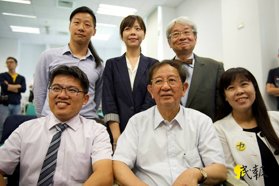 圖為時代力量政見發表會。前排左起邱顯智、李遠哲、柯邵臻，後排左起林昶佐、洪慈庸、馮光遠。（本報資料照，記者黃謙賢攝）20150628