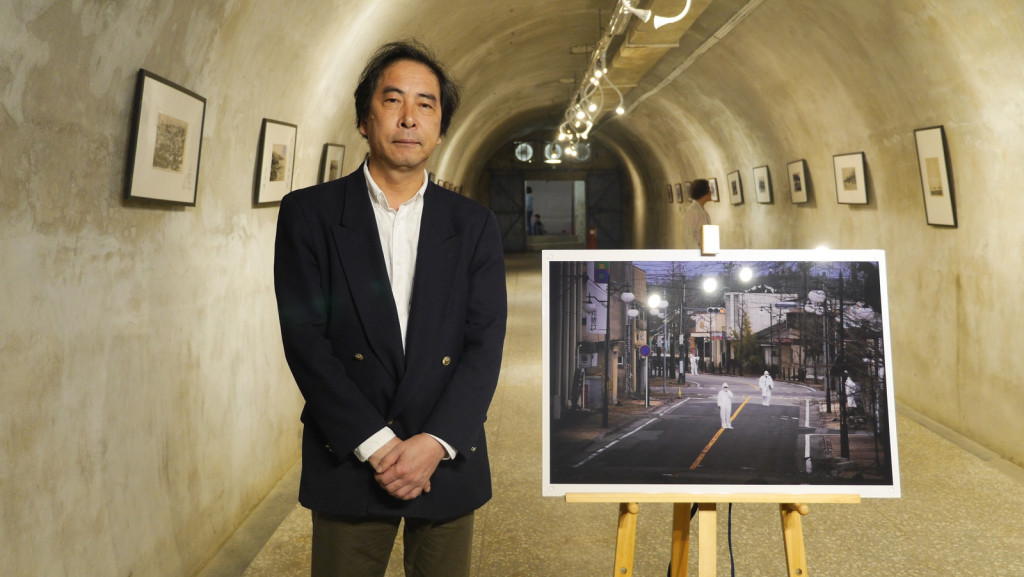 戰地記者豐田直巳先生七年來用鏡頭紀錄福島，帶著作品親自來台在中山大學的西子灣秘境隧道中展出，盼能透過影像給台灣人啟示，勿忘福島核災的教訓。圖／地球公民基金會