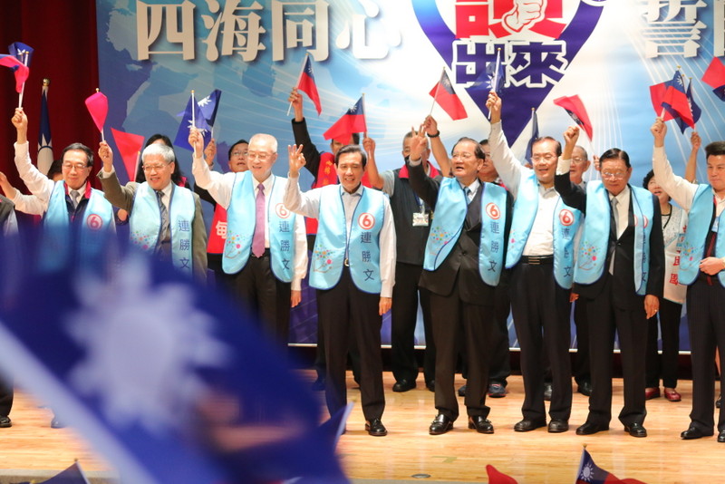 國民黨四海同心誓師大會全場舉旗呼口號，連戰明顯與馬總統多了半步距離，似說明了兩人互動生硬而疏遠。（記者何豪毅攝）