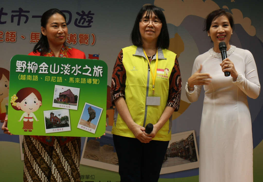 新北市培訓新住民擔任新北一日遊的東南亞遊客導覽員。圖／張添福