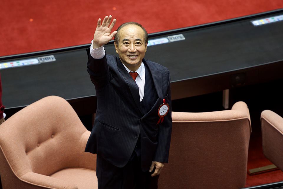 跟立委們一起坐在議事台下的王金平，這畫面大家應該很不習慣，但終究在國會呼風喚雨了17年，王金平說：會用過去經驗善盡立委角色。（黃謙賢 攝）