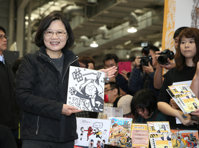 被動漫迷暱稱為「霧島」的民進黨總統當選人蔡英文（左）30日出席開拓動漫祭，並親自在以她為原形的創作「總統級貓奴」上簽名，讓動漫迷瘋狂不已。（中央社）