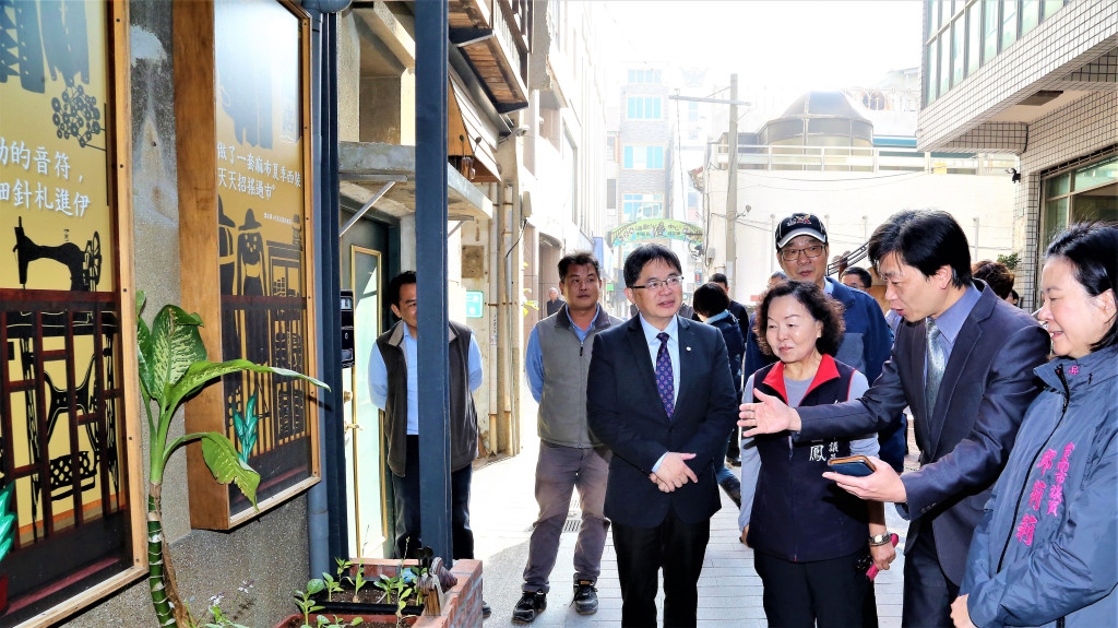 「保西宮、沙淘宮歷史街區（建國里街區）改造工程」重現葉石濤筆下「蝸牛巷」，南市代理市長葉澤山走訪視察(中)，右二為文化局長葉澤山。。