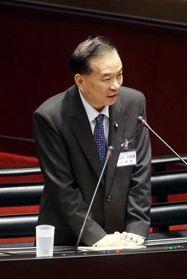 立法院全院委員會17日審查考試院長、副院長被提名人資格，考試院長被提名人伍錦霖強調嚴守行政中立「不輔選」，但不會退出國民黨（中央社）