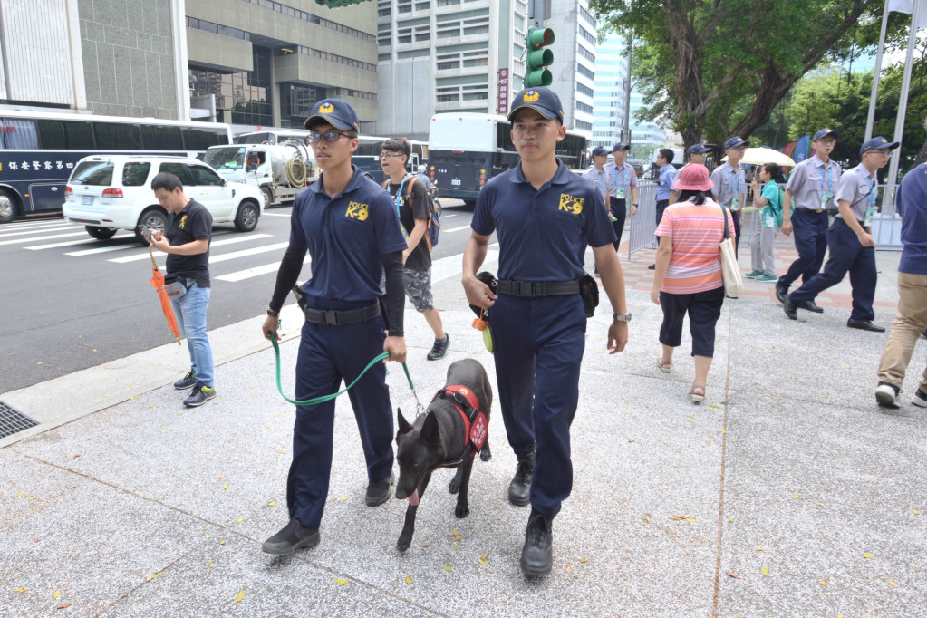 保安總隊出動警犬隊加強維安，負責在場館周邊巡邏。圖／郭文宏