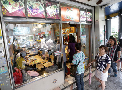 食物價格居高不下，使得外食費物價漲幅再擴大，讓外食族荷包省不下來，尤其是食物影響較大的低所得家庭，物價漲幅也與中高所得家庭差距拉大。（中央社資料照）