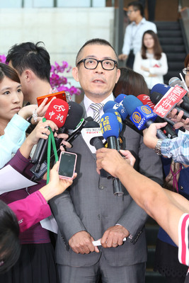 台北101金融大樓召開董事會，發言人劉家豪（中）會後轉述頂新二董魏應交在會中發言。（中央社）