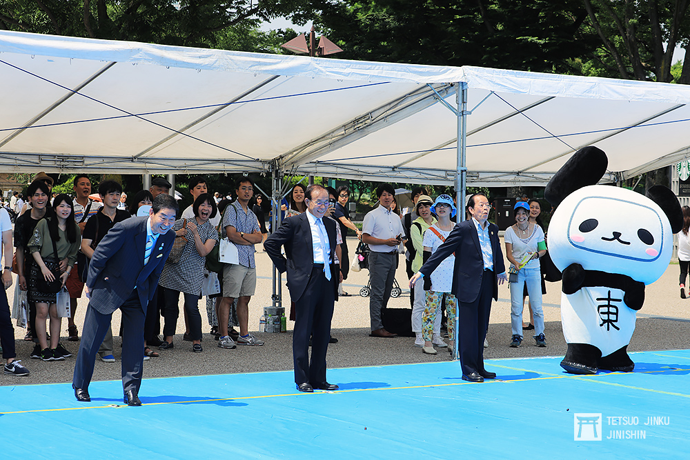 駐日大使謝長廷（右起）、日台交流協會理事長谷崎泰明、台東區長服部征夫三位，共同為台灣嘉年華荔枝子吐遠大賽開場。圖/陳威臣