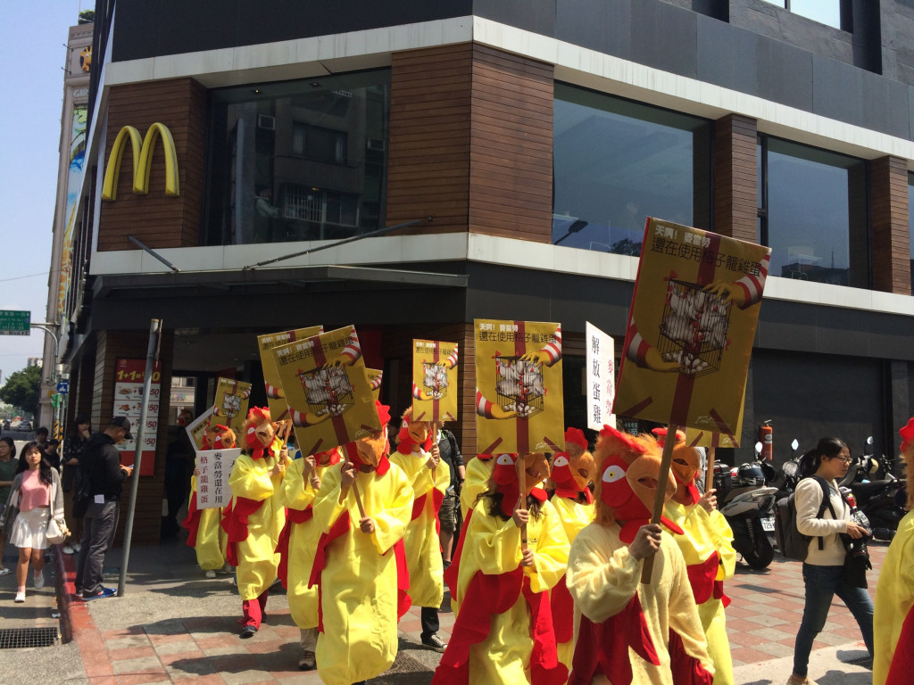 動保團體扮成蛋雞到麥當勞總部要求台灣麥當勞跟上全球趨勢，使用動物福利雞蛋，終結「格子籠」對蛋雞的折磨。圖／李秉芳