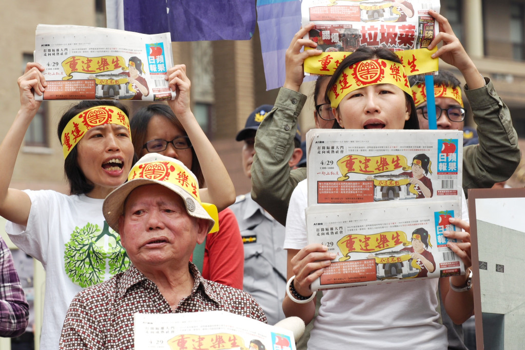 樂生透過募資，在蘋果日報頭版刊登廣告，宣示4/29將重返凱道。圖/張家銘