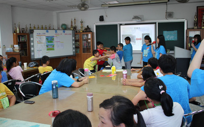 現在門診已有小學生報到，原因竟然是腰痠、尾椎痛，書田診所物理治療中心組長蔡佩玲表示，青少年、學童腰痠、尾椎痛求診者都持續增加，不正確姿勢引發腰酸、尾椎痛。圖片是金門縣金寧鄉湖埔國學生上課情形，學生坐姿多半不正確。(中央社資料照片)