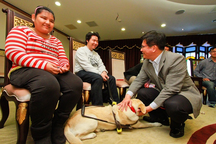 盲友亟需導盲犬，但困難不少，林佳龍市長允補助訓練及支持，並宣導打造導盲犬友善空間，向國際標準看齊。（中市新聞局提供）