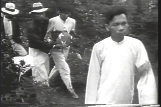 蔣渭水哲嗣松輝（右二），手捧覆蓋「臺灣民眾黨」三星旗之蔣渭水骨灰罈， 由蔣渭川(右一)前導，抵達大直山麓。（臺北市文化局提供）