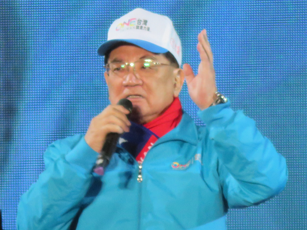 民進黨立委劉世芳、段宜康、吳秉叡等人今天提案修法，將卸任正副總統的禮遇金分別從新台幣25萬、18萬修正為8萬元，做為年金改革的配套。提案立委之一的段宜康表示，「修了禮遇條例，連戰還可以領多少？沒得領了啦」！「連爺爺的額度早就用完，領得很撐了，請他休息吧」。圖/民報資料照片