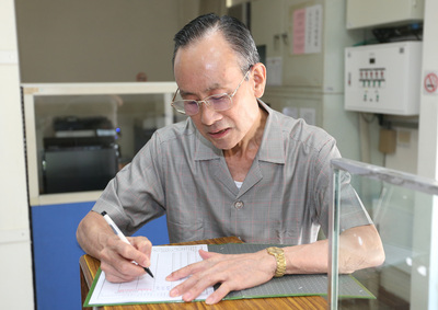 台北地院日前裁定合宜住宅弊案被告趙藤雄（中）以3000萬元交保後需按時向警局報到，今日更宣布辭任遠雄建設董座，交棒給兒子趙文嘉。（中央社）