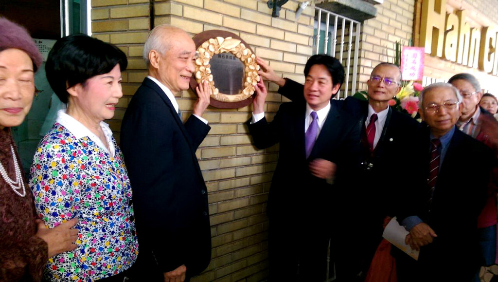 台南第十個歷史名人故居，今年第1處掛牌的韓石泉故居，今由賴清德親掛紀念牌。(實習記者蘇永川攝)