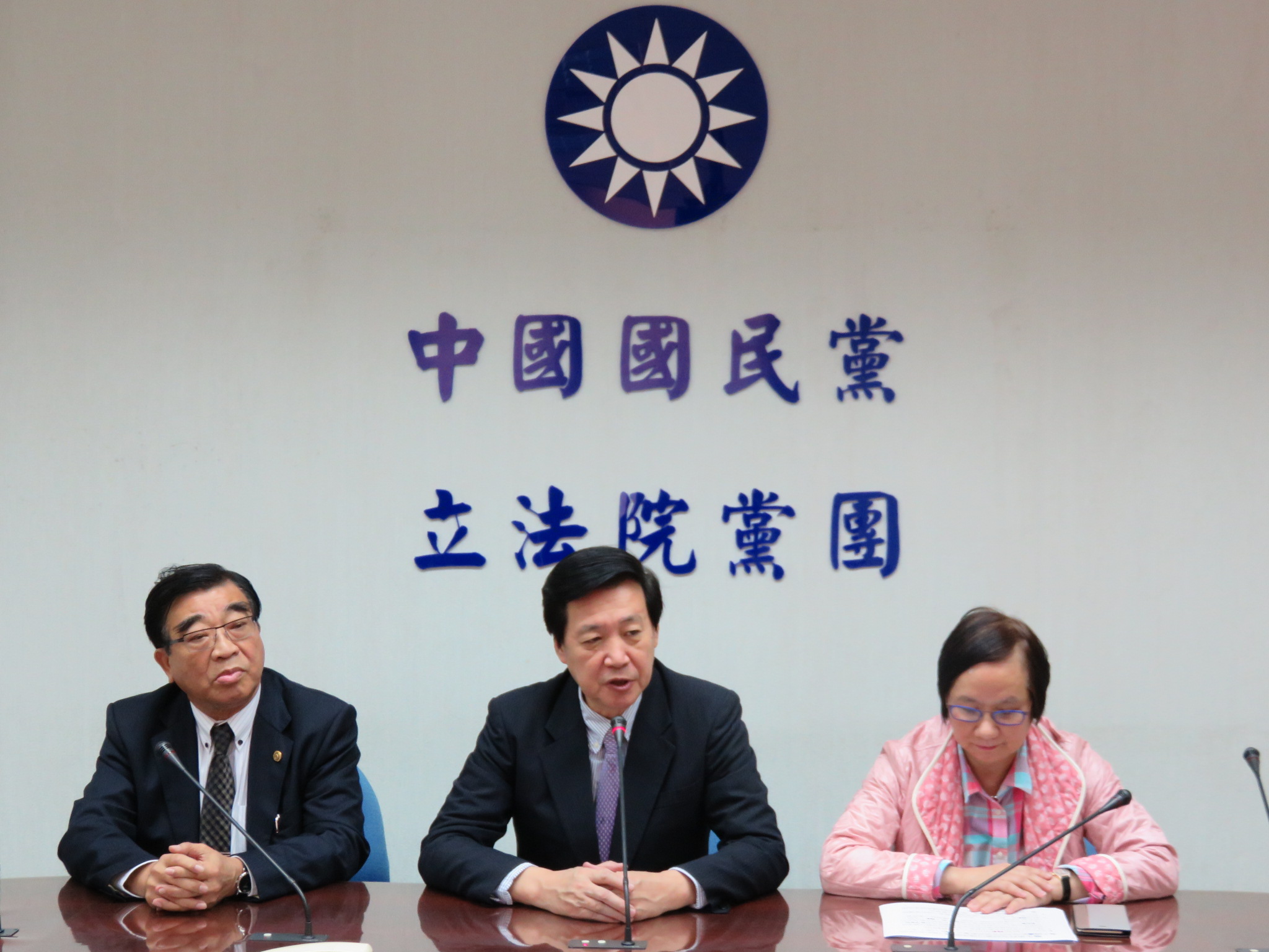 國民黨立院黨團今(16)日召開記者會批評民進黨將攸關高鐵破產後接管的獎參條例主張協商,目的是為了拖延,以幫特定財團「某女士」護航。(記者唐詩攝影,2015年1月16日)