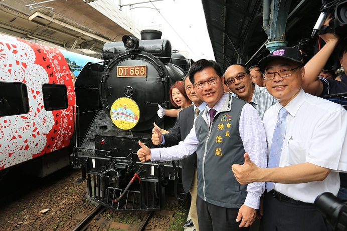 台中火車站建站111週年，已被指定為國家古蹟，而年底鐵路高架化新站將啓用，原站將結合舊鐵道綠空丶倉庫群成立鐵路博物館，而高架化新站將開始另個新紀元。（中市新聞局提供）