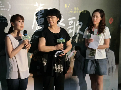 長期關懷台灣「慰安婦」的日本支援團體代表柴洋子女士(中),專程從日本來台參加《蘆葦之歌》紀錄片首映會。(中央社20150811)