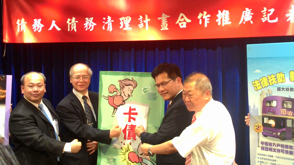 台中市府與法律扶助基金會合作推廣協助清理債務人債務發佈會，右起：法服會台中分會理事長吳光陸、台中市長林佳龍、法服會董事長林春榮、法制局長陳朝建。（汪明毅攝）