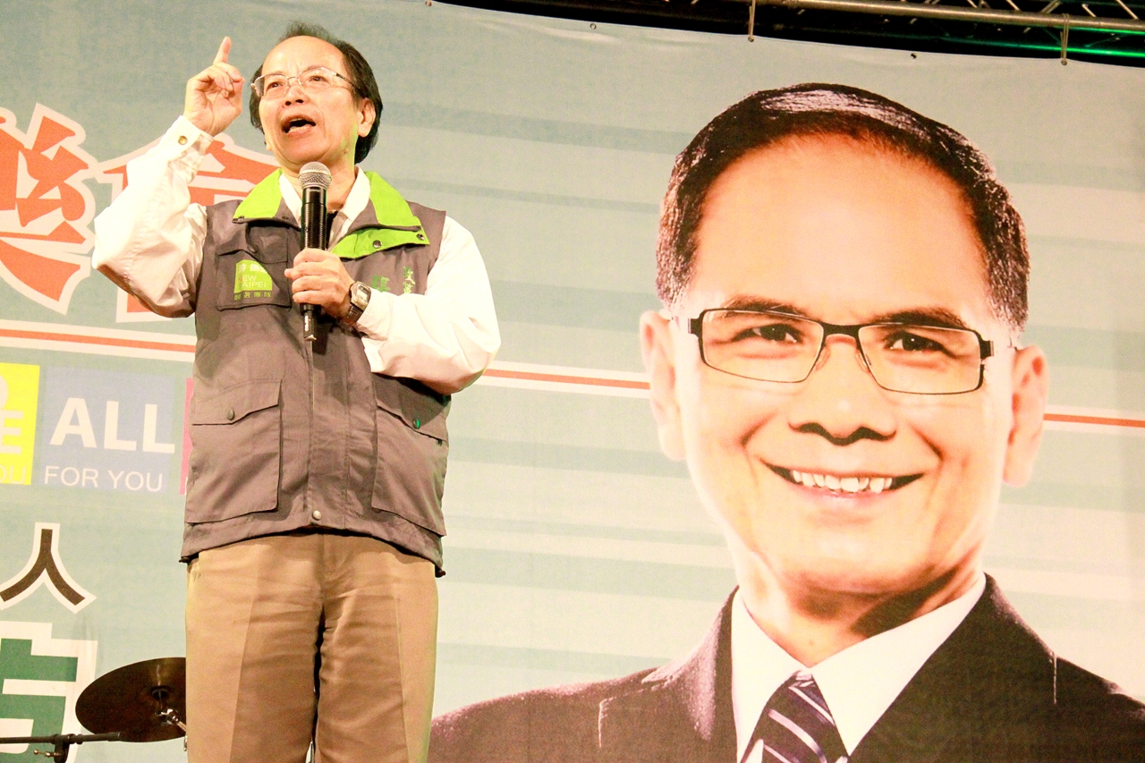 無黨籍台北市長候選人柯文哲政策中心總監張景森晚間也抵達現場為游錫堃站台。﹝游錫堃競選辦公室提供﹞