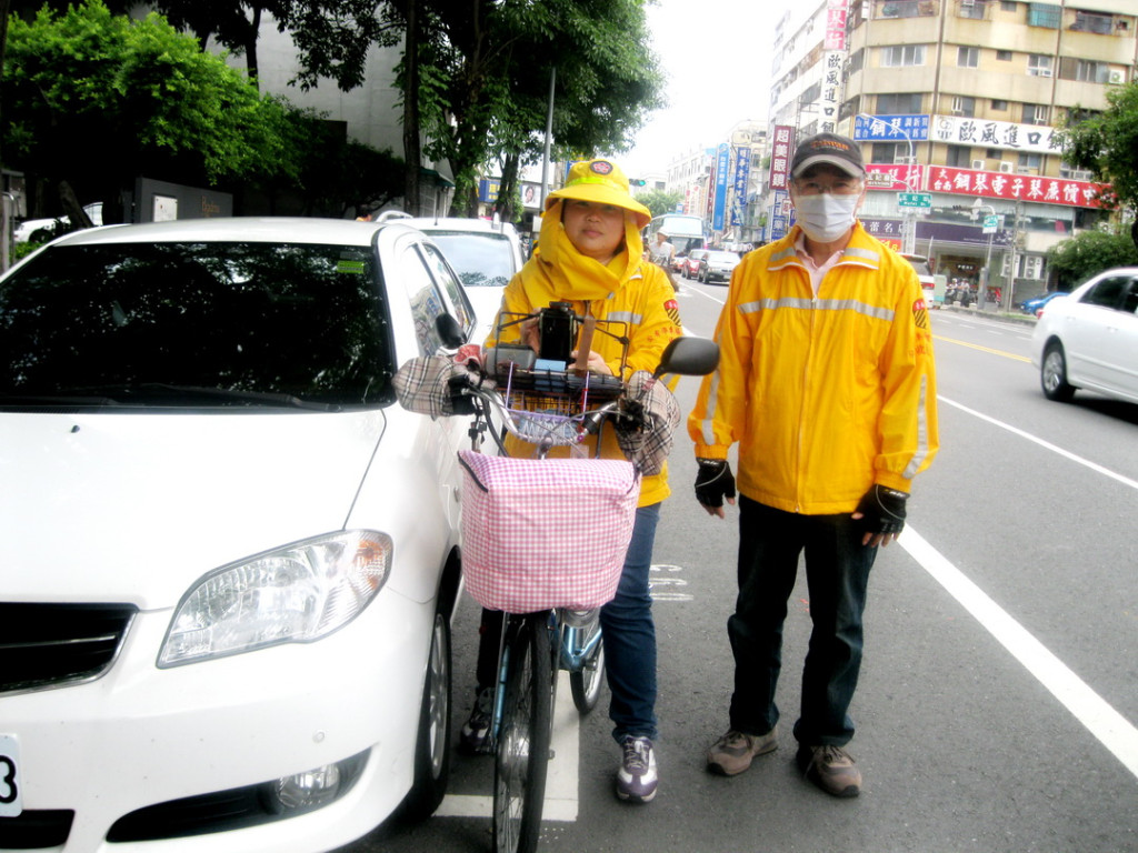 南市交通局停管中心收費管理員稱職扮演「馬路小天使」(照片/南市府交通局提供)