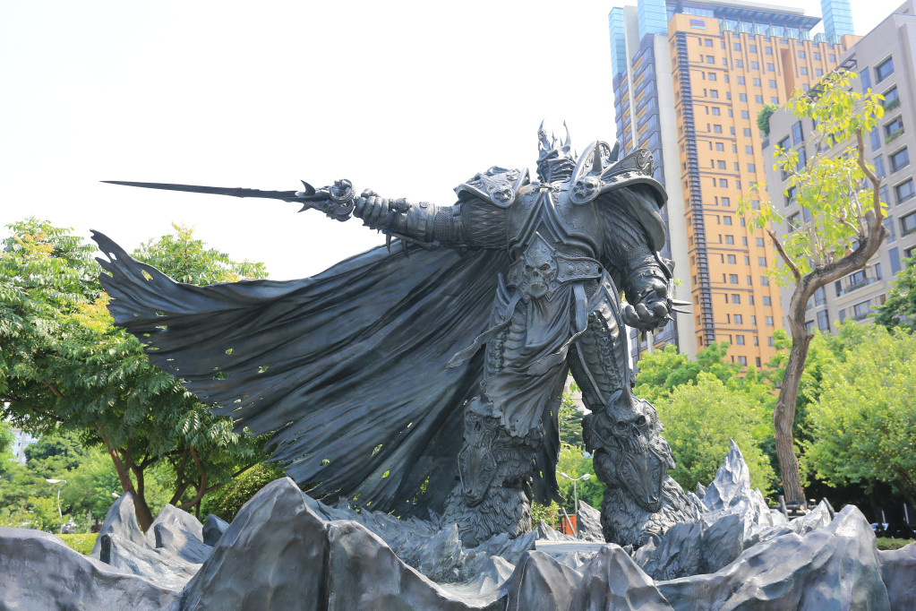 《魔獸爭霸》主角之一巫妖王阿薩斯的青銅雕像，矗立在草悟道上，必將成為全球玩家的新朝聖地標。圖／中市新聞局提供
