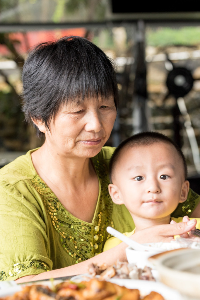 請長輩用你siōng gâu ê母語kap囝孫講話，mài講無標準ê華語，án-ne 才bē敗害囝孫ê頭殼。圖／公有領域