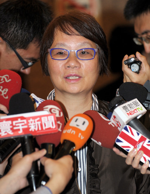 國民黨立委羅淑蕾（中）民調輸給蔣萬安，她哽咽強調自己很愛國民黨，「老天讓我休息」。（資料照片，中央社）20150520