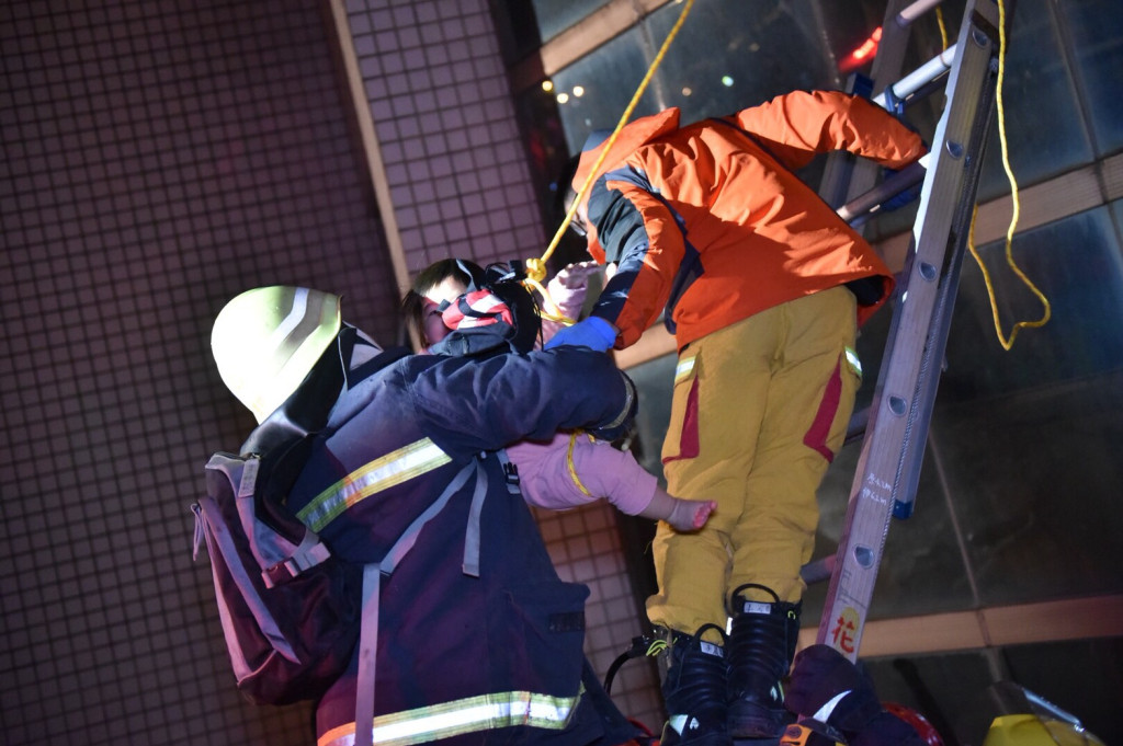 地震後花蓮的雲翠大樓發生倒塌，救災人員從深夜就開始救援受困民眾。圖／王志偉、黃文琪