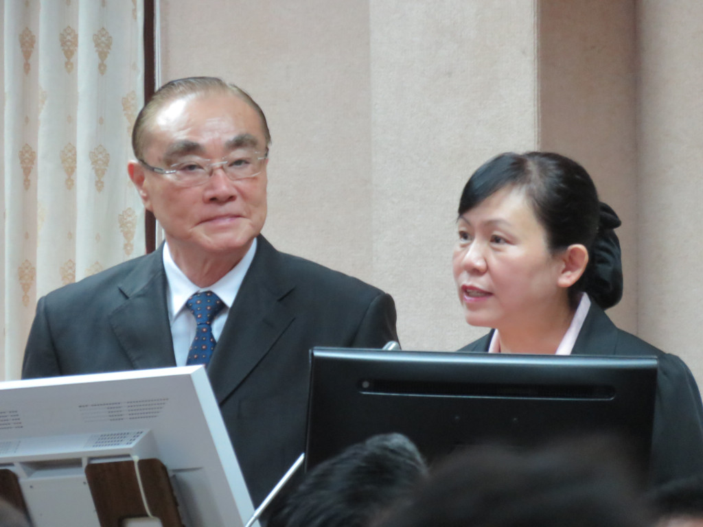 國防部將開拍形象連續劇，被媒體稱為台版《太陽的後裔》，民進黨立委莊瑞雄拿出劇照詢問部長馮世寬成了答詢焦點，他也自信稱宋仲基差他一點。國防部政戰局文宣心戰處長陳育琳(右)答覆蔡適應詢問表示，目前男女主角已定，但希望先「保持神秘感」。圖／唐詩