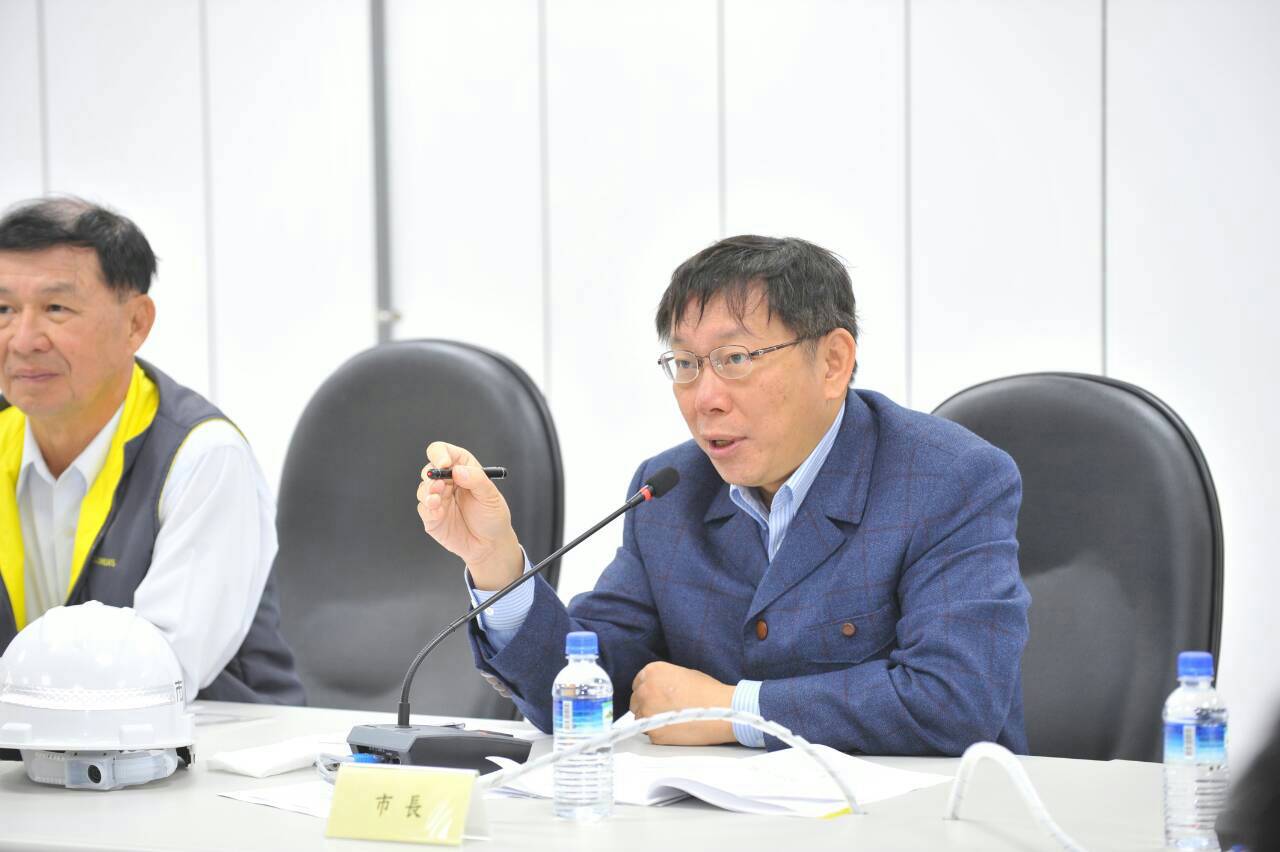 台北市長柯文哲今天視察世大運選手村工程，聽完簡報後很火大。（照片由台北市府提供20150111）