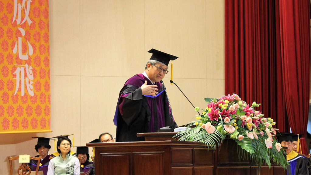 高師大校長吳連賞在畢典致詞以「一個態度，四個人生錦囊」來期勉所有畢業生。
