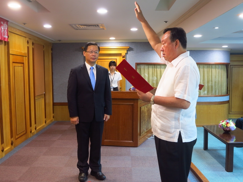 去年七月，葉世文(右)在縣長吳志揚(左)監督下接任副縣長照片。(翻攝自桃縣府網站)