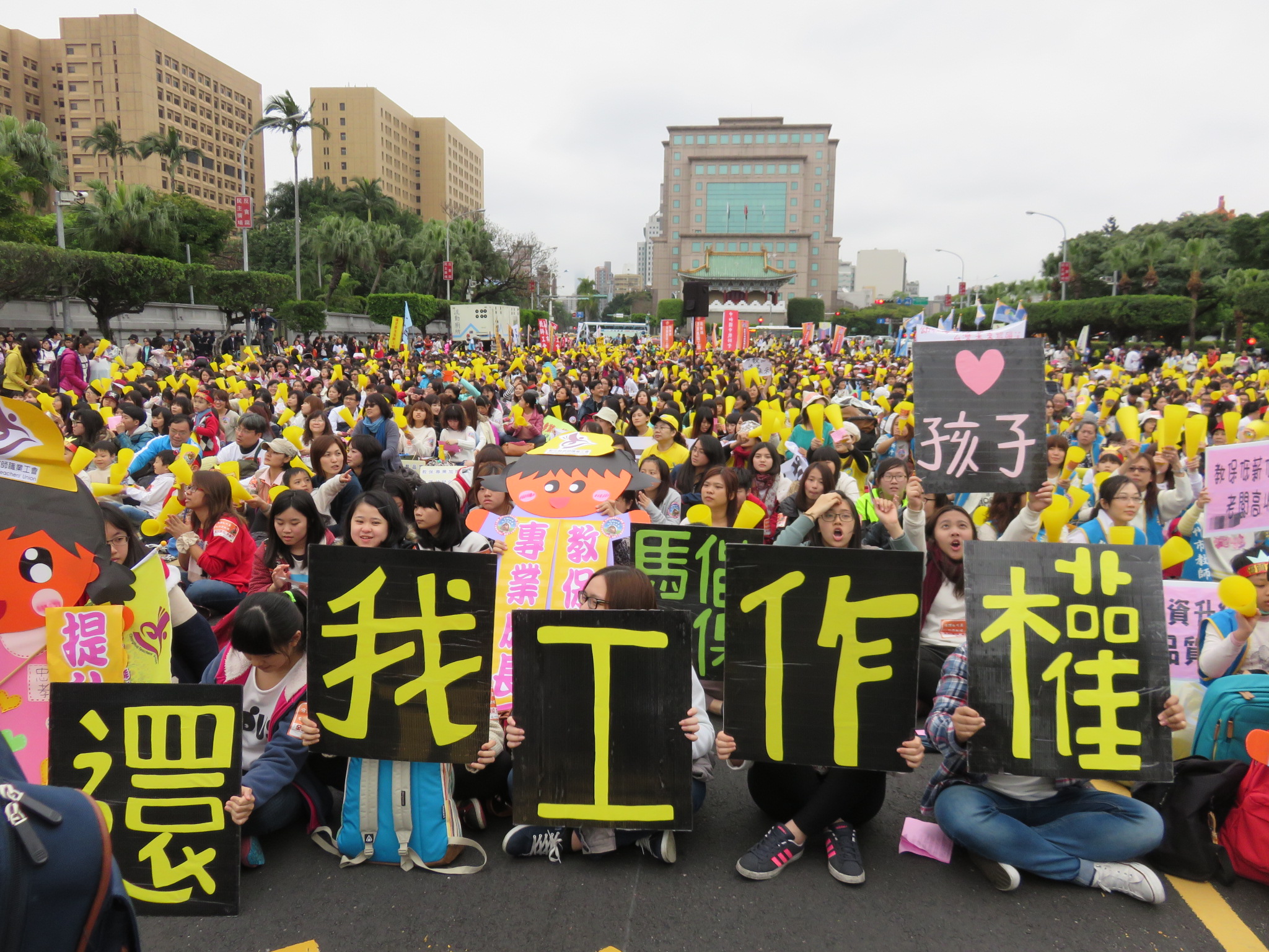 全民護幼遊行今（7）日下午在凱道前登場，包括教師、家長與子女等近萬名群眾上街怒吼，抗議幼教低薪化，工作沒尊嚴，且幼照以修法將幼教「財團化、私有化、頂新化」，要求教育部應硬起來，承諾「幼教公共化」。(記者唐詩攝影)20170307