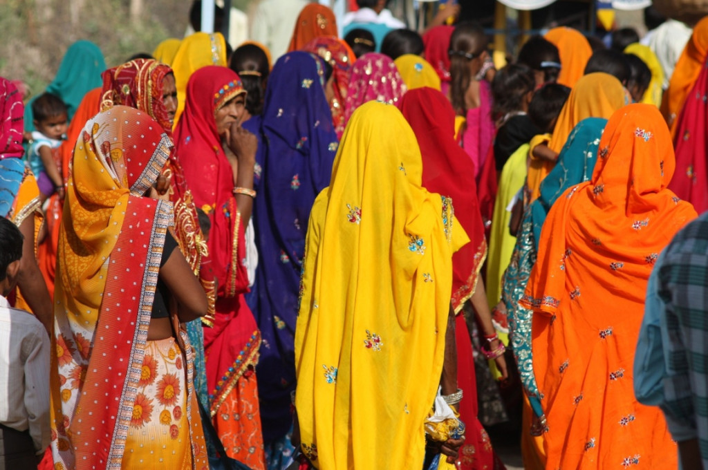 作者指出，印度進入宗教熱季，群衆大量聚集，信徒活動增加病毒傳染，引發疫情。示意圖／Pixabay