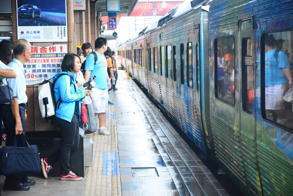 台鐵擬從元旦起推動新制，旅客於列車到站後10分鐘內未出站，將會加收費用。圖／王志偉攝（資料照片）