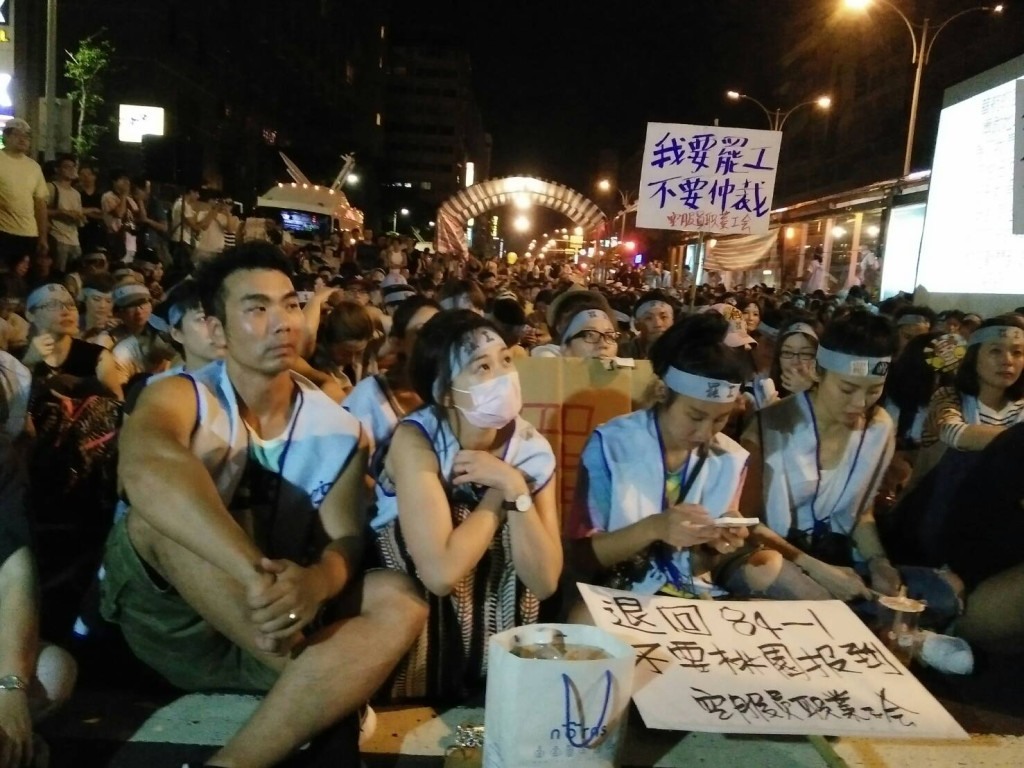 華航總部前已經聚集上千名空服員在現場罷工抗議，不少民間團體也發出聲明表達支持。（唐詩 攝）