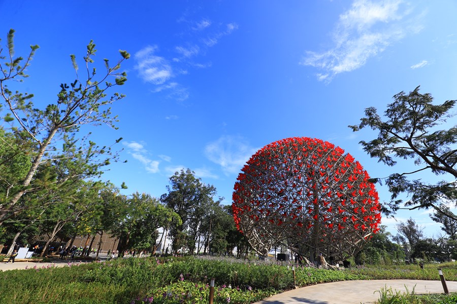 為期半年的台中世界花博今正式開幕，展期半年，預估有800萬人次入園參觀，台中市長林佳龍和世界園藝會長歡迎嘉賽入場。（台中市新聞局）