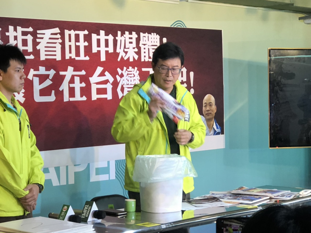 民進黨台北市長候選人姚文智召開記者會抨擊中時、中視、中天等，並現場拿出幾份中時，丟進垃圾桶。圖／程士華