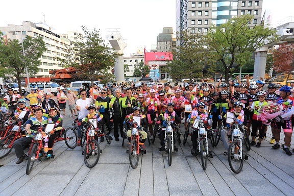 騎自行車環島蔚成風氣，中市「有愛無礙團」則是9名身障勇士，用手「搖」特製的自行車同樣時間環島900公里，完成壯舉，今返台中，受到熱烈歡迎。（中市新聞局提供）