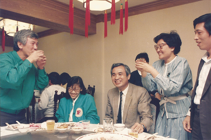 1988年某個餐敘場合。左起：民進黨外交部主任盧修一，民進報採訪編輯邱斐顯，民進黨主席姚嘉文，國大代表周清玉（姚嘉文之妻），鄭寶清（民進黨中央黨部秘書處主任）。