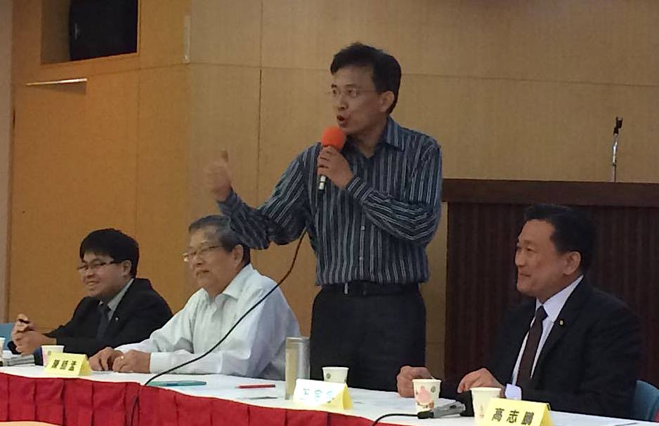 彭文正在今日「民眾檢舉顏大和收受茶葉罐美金2萬元」記者會上帶民眾呼口號「茶葉很好，請好好用」。圖／李秉芳