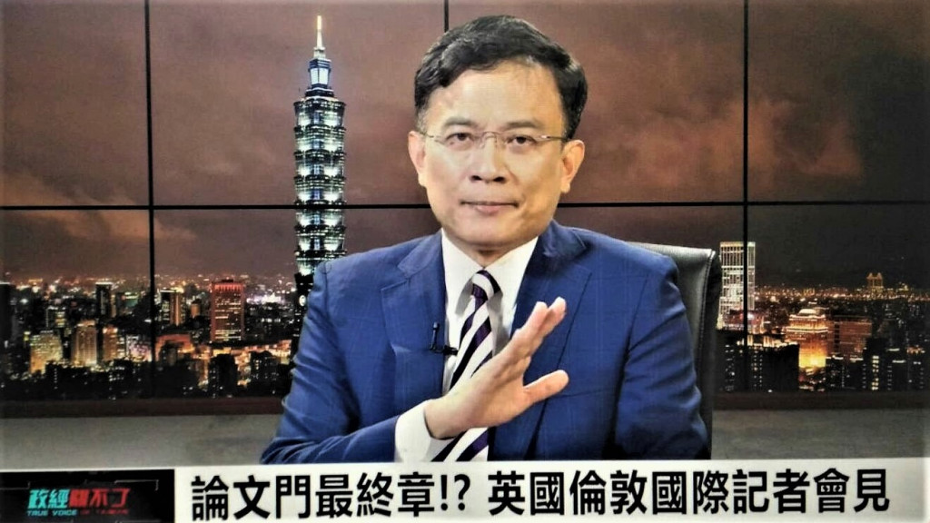 《政經關不了》連日與談蔡論文爆獨家秀證據，網路直播留言與網路流量狂飆！彭並在節目向蔡喊話直球對決！蔡要告，歡迎告！他也絕不手軟。蔡告他一個，他也回告一個，蔡在台灣告，他在英國告！ 蔡總統以表示要向其提告，彭文正昨在《政經關不了》表示，要揪團到LES並召開國際記者會。(圖/陳俊廷)