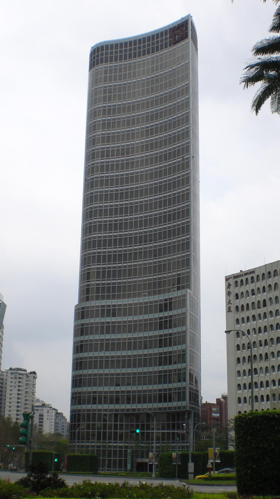 2014年馬政府將彰銀經營權從台新手中搶走,意外衍伸一場跨國訴訟,台灣即將面對另一起國際仲裁案。圖為台新銀行在仁愛路的總部。(Wiki, Solomon203, 20160722)
